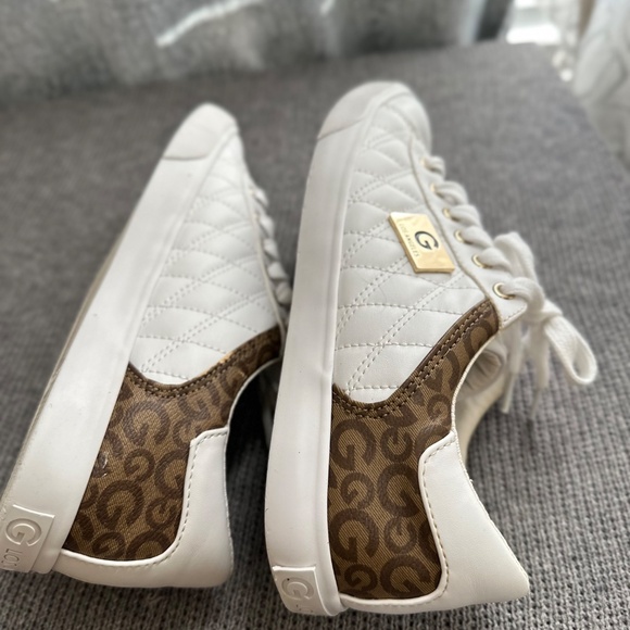 GUESS "Comly" White and Canvas Logo Signature Fashion Shoes Sneakers Women's 7,5 - Picture 6 of 7